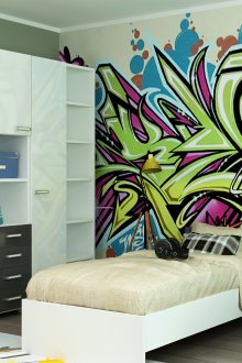 Φωτεινό γκράφιτι σε ένα δωμάτιο για έναν έφηβο
