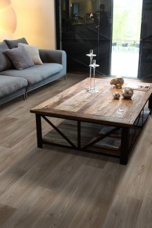 Λινοτάπητα κάτω από ένα δέντρο taupe στο σαλόνι