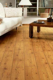 Λινοτάπητες κάτω από ένα δέντρο στο σαλόνι