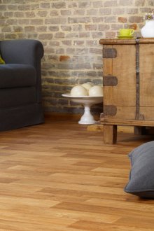 Linoleum υπό διαφορετικές αποχρώσεις του ξύλου στο διαμέρισμα