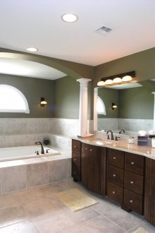 Τοποθέτηση κεραμιδιών στο μπάνιο χρησιμοποιώντας την τεχνική του τοίχου