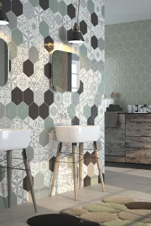 Διασκέδαση με εξαγωνικά κεραμίδια σε μπάνιο