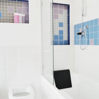 Φωτεινά σημεία χρώματος στο εσωτερικό του μπάνιου