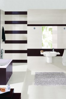 Listras horizontais com azulejos no banheiro