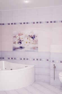 Παστέλ παστέλ και ροζ πλακάκια στο μπάνιο