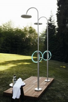 Δύο ντους σε ξύλινη βάση