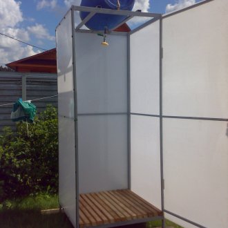 Καμπίνα ντους σε μια θέση από μέταλλο και πολυανθρακικό