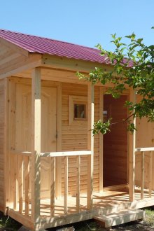 Ένα μικρό κτίριο στο οποίο μπορείτε να τοποθετήσετε ένα ντους και να τοποθετήσετε εργαλεία