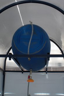 Δεξαμενή νερού στο ντους στο οικόπεδο