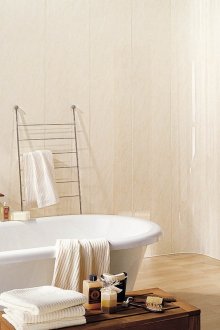 Μπεζ PVC πάνελ στο μπάνιο