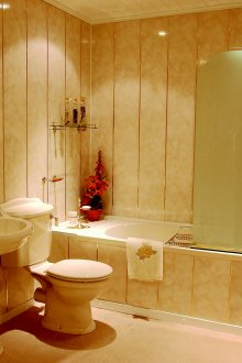 Κρεμώδης χρυσή σχεδίαση μπάνιου με πάνελ PVC