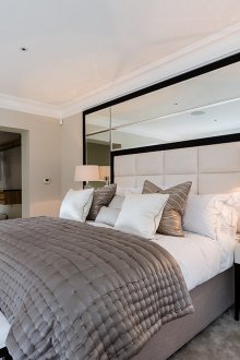 Mirrored πάνελ από PVC στην κρεβατοκάμαρα