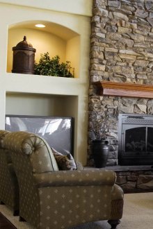 Τζάκι με μεγάλη διακοσμητική πέτρα