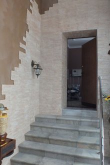 Βγείτε στον διάδρομο διακοσμημένο με διακοσμητική πέτρα