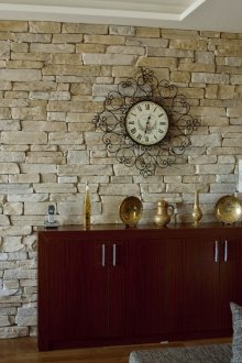 Πέτρινη διακόσμηση στο καθιστικό