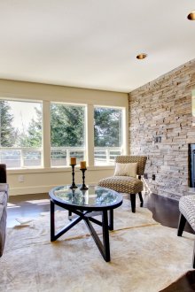 Διακόσμηση τοίχου στο σαλόνι με καφέ διακοσμητική πέτρα