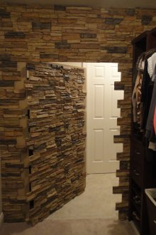 Ασυνήθιστη διακόσμηση του αποδυτηρίου με διακοσμητική πέτρα
