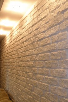 Τούβλα διακοσμητική πέτρα στο τείχος του διαμερίσματος