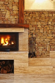 Διακοσμητική πέτρα στην επένδυση τοίχων μέσα στο σπίτι