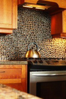 Διακοσμητική πέτρα στο εσωτερικό της κουζίνας