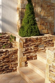 Διακοσμητική πέτρα στην επένδυση του σπιτιού