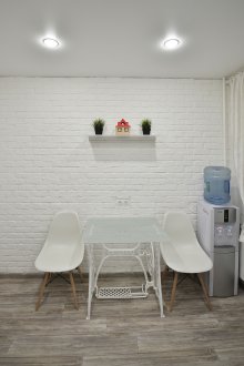 Λευκή διακοσμητική πέτρα κάτω από ένα τούβλο στην κουζίνα