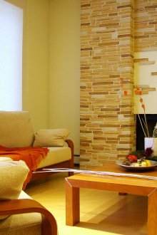 Διακοσμητική πέτρα στον τοίχο πάνω από το τζάκι