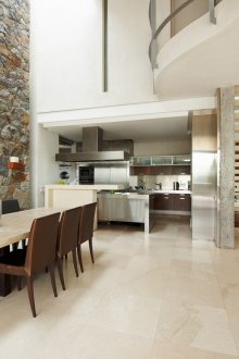 Μεγάλη φυσική πέτρα στον τοίχο της κουζίνας