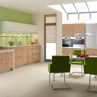 Πράσινες καρέκλες σε μια ευρύχωρη κουζίνα