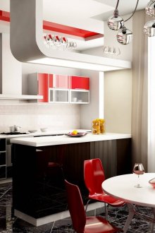 Κόκκινες πλαστικές καρέκλες στην κουζίνα