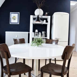 Καφέ ξύλινες καρέκλες κουζίνας