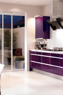 Μωβ και λευκή κουζίνα