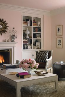 Ένας συνδυασμός ροζ, γκρι και καφέ στο καθιστικό