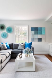 Ένας συνδυασμός τυρκουάζ, μπλε, γκρι και λευκό στο σαλόνι