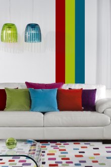 Witte woonkamer met levendige kleurdetails