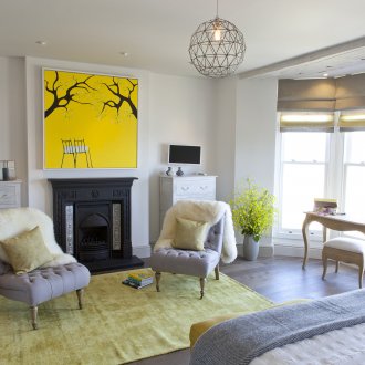 Κίτρινο, γκρι και λευκά χρώματα στο υπνοδωμάτιο.