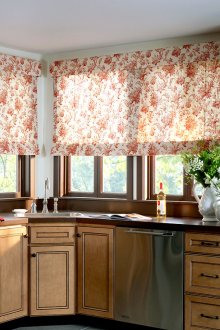 Λευκές και πορτοκαλί ρωμαϊκές κουρτίνες στην κουζίνα