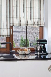 Κομψή ριγέ ρωγμή κουρτίνες στην κουζίνα