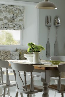 Πυκνές ρωμαϊκές κουρτίνες με μοτίβο στην κουζίνα