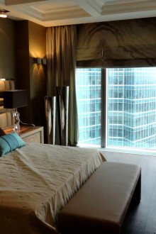 Ο συνδυασμός συμβατικών και ρωμαϊκών κουρτίνων στην κρεβατοκάμαρα