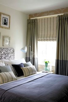 Ο συνδυασμός συνηθισμένων και ρωμαϊκών κουρτινών στο υπνοδωμάτιο