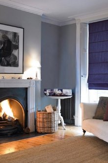 Μπλε ρωμαϊκή κουρτίνες στο σαλόνι