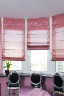 Ροζ ρωμαϊκές κουρτίνες πάνω από το μπαρ