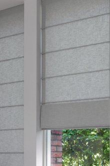 Όμορφη γκρίζα ρωμαϊκή κουρτίνες στο υπνοδωμάτιο