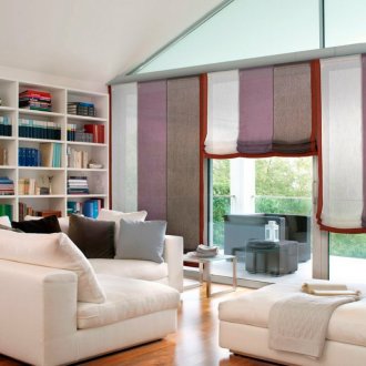 Πολύχρωμες ρωμαϊκές κουρτίνες στο σαλόνι