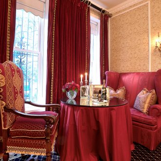 Όμορφο σαλόνι με μπορντό και χρυσό χρώμα