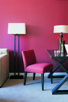 Φωτεινά μπορντό τείχη και καρέκλες στο σαλόνι