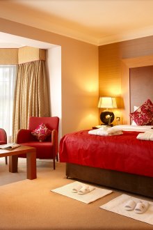 Ο συνδυασμός του μπορντό και μπεζ στην κρεβατοκάμαρα