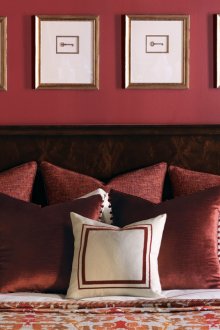 Burgundy τοίχους και μαξιλάρια στην κρεβατοκάμαρα