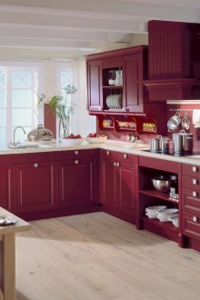 Ευρύχωρη κουζίνα από μπορντό